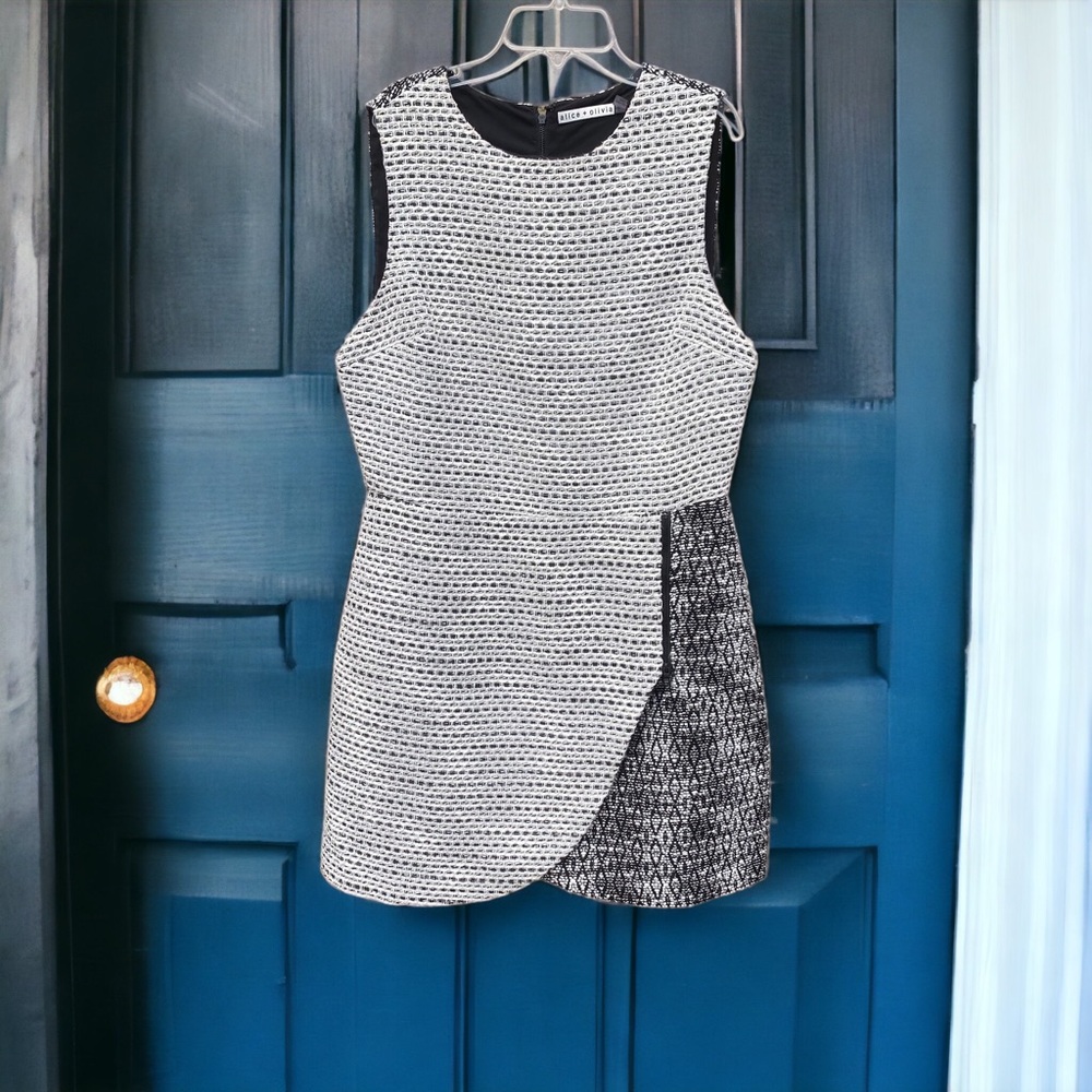 Alice + Olivia Shift Dress
Size 12
Black & White